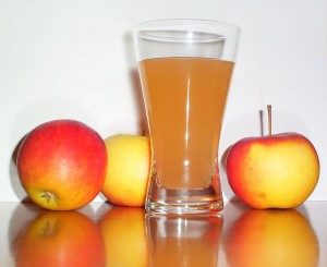 800px-Apple_juice_with_3apples